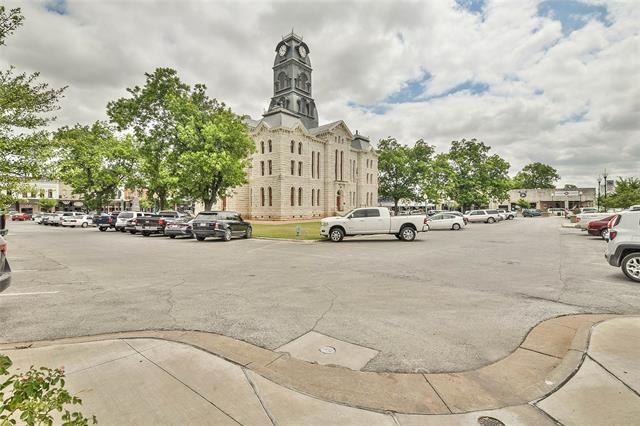 105 W Pearl St, Granbury, TX 76048